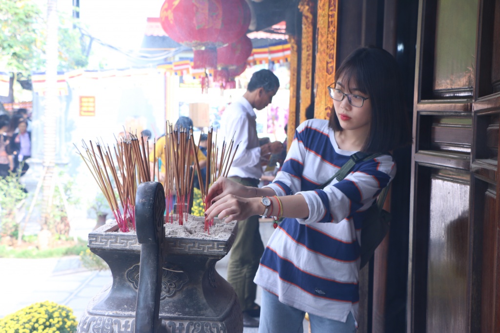 nam thanh nu tu chen chan toi ngoi chua cau duyen nuc tieng o ha noi ngay dau xuan moi