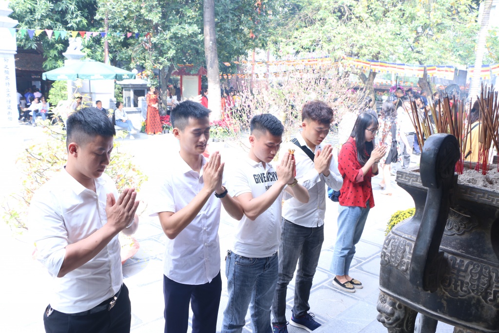 Nam thanh nữ tú chen chân tới ngôi chùa cầu duyên nức tiếng Hà Nội những ngày đầu năm nam thanh nu tu chen chan toi ngoi chua cau duyen nuc tieng o ha noi ngay dau xuan moi