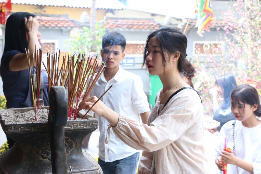 Nam thanh nữ tú chen chân tới ngôi chùa cầu duyên nức tiếng Hà Nội những ngày đầu năm nam thanh nu tu chen chan toi ngoi chua cau duyen nuc tieng o ha noi ngay dau xuan moi