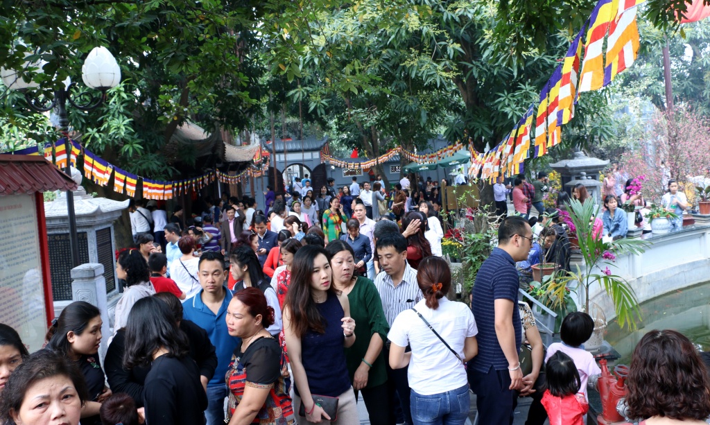 Nam thanh nữ tú chen chân tới ngôi chùa cầu duyên nức tiếng Hà Nội những ngày đầu năm nam thanh nu tu chen chan toi ngoi chua cau duyen nuc tieng o ha noi ngay dau xuan moi