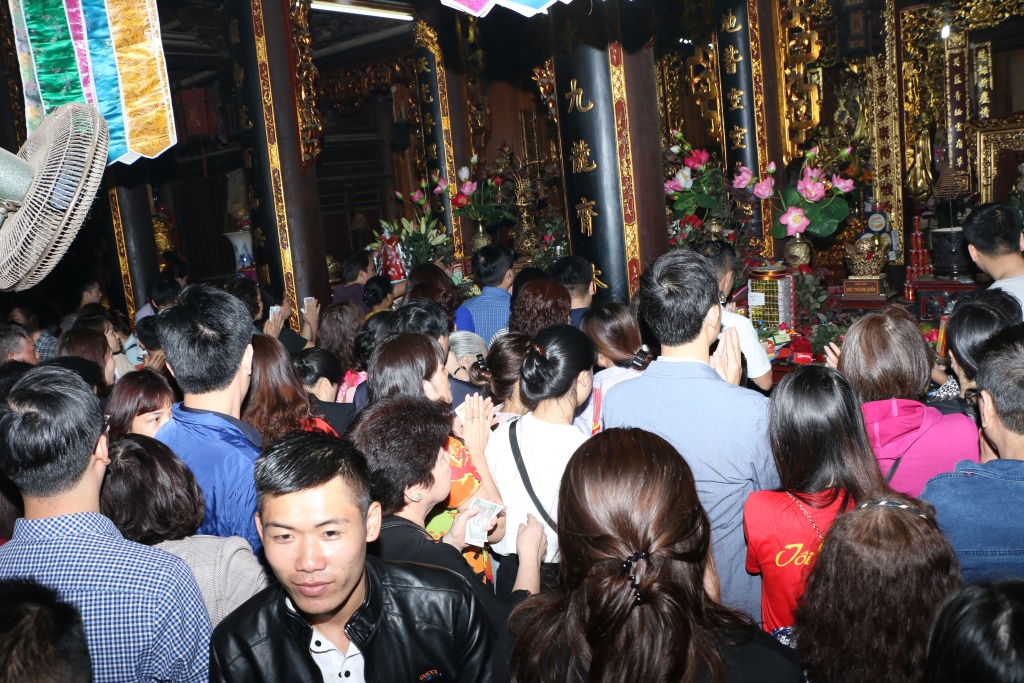 Nam thanh nữ tú chen chân tới ngôi chùa cầu duyên nức tiếng Hà Nội những ngày đầu năm nam thanh nu tu chen chan toi ngoi chua cau duyen nuc tieng o ha noi ngay dau xuan moi