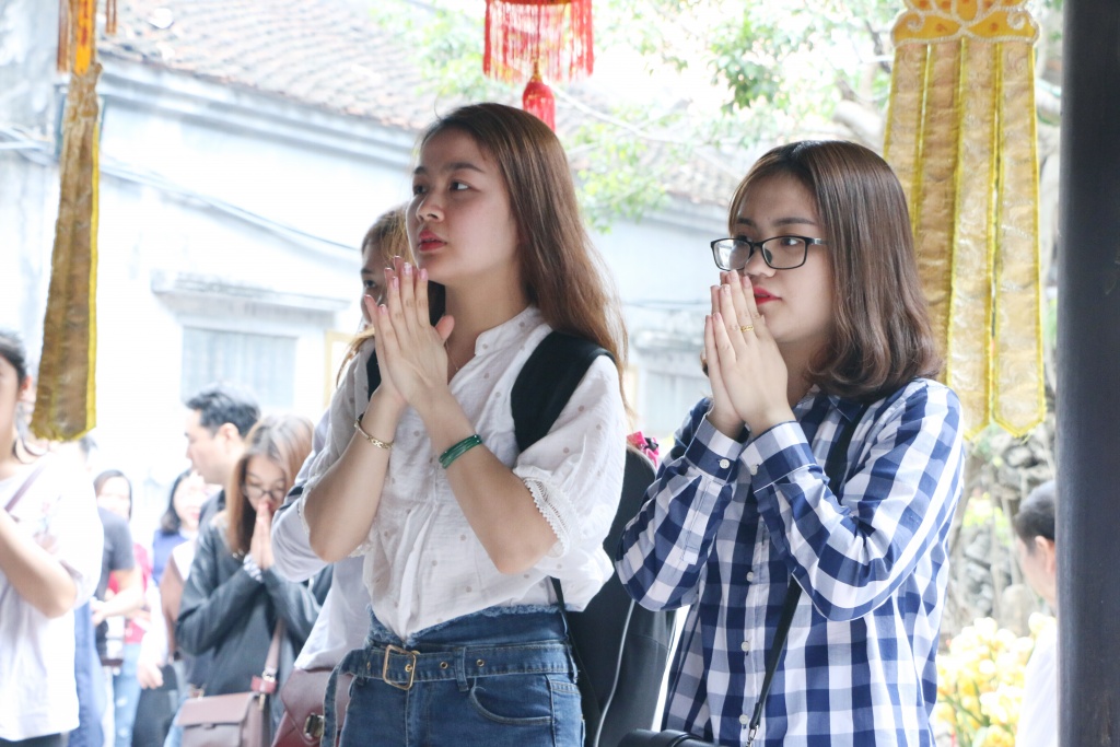 nam thanh nu tu chen chan toi ngoi chua cau duyen nuc tieng o ha noi ngay dau xuan moi