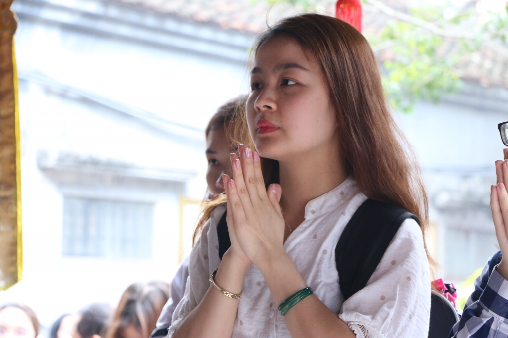 nam thanh nu tu chen chan toi ngoi chua cau duyen nuc tieng o ha noi ngay dau xuan moi