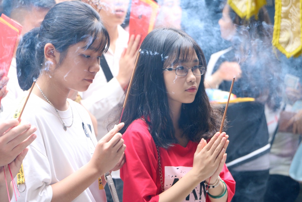Nam thanh nữ tú chen chân tới ngôi chùa cầu duyên nức tiếng Hà Nội những ngày đầu năm nam thanh nu tu chen chan toi ngoi chua cau duyen nuc tieng o ha noi ngay dau xuan moi