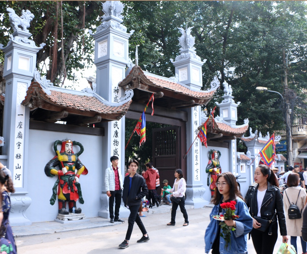 nam thanh nu tu chen chan toi ngoi chua cau duyen nuc tieng o ha noi ngay dau xuan moi