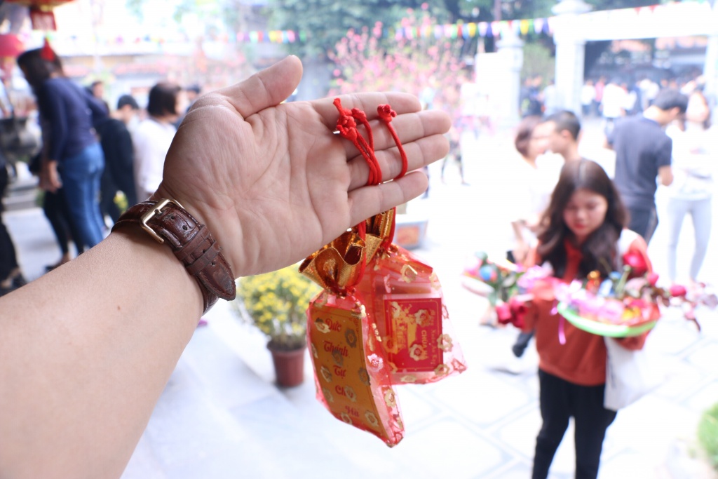 Nam thanh nữ tú chen chân tới ngôi chùa cầu duyên nức tiếng Hà Nội những ngày đầu năm nam thanh nu tu chen chan toi ngoi chua cau duyen nuc tieng o ha noi ngay dau xuan moi