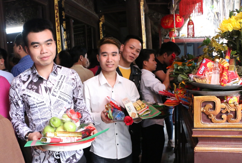Nam thanh nữ tú chen chân tới ngôi chùa cầu duyên nức tiếng Hà Nội những ngày đầu năm nam thanh nu tu chen chan toi ngoi chua cau duyen nuc tieng o ha noi ngay dau xuan moi