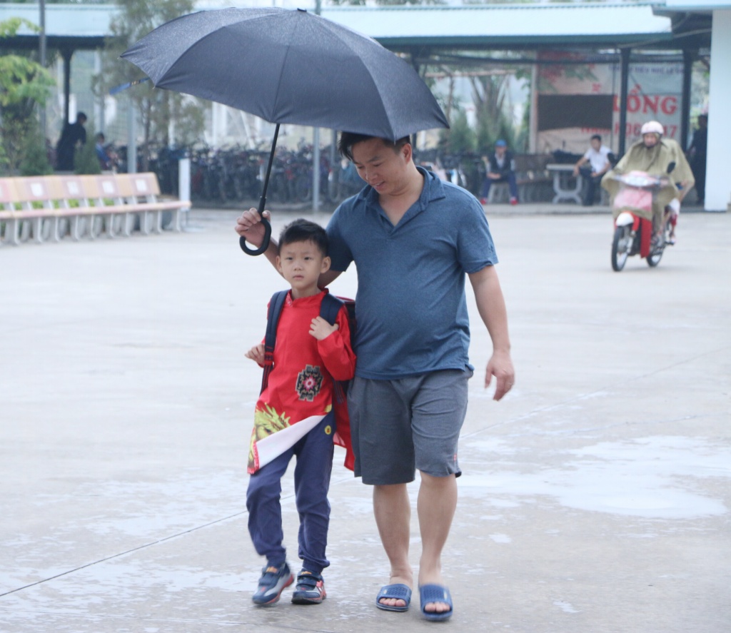 ngay dau di hoc sau ki nghi tet hoc sinh meu mao doi o nha nghi them