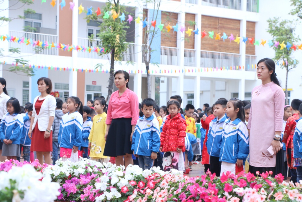 ngay dau di hoc sau ki nghi tet hoc sinh meu mao doi o nha nghi them