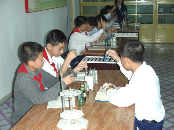 truong hoc o trieu tien day gi cho the he tre
