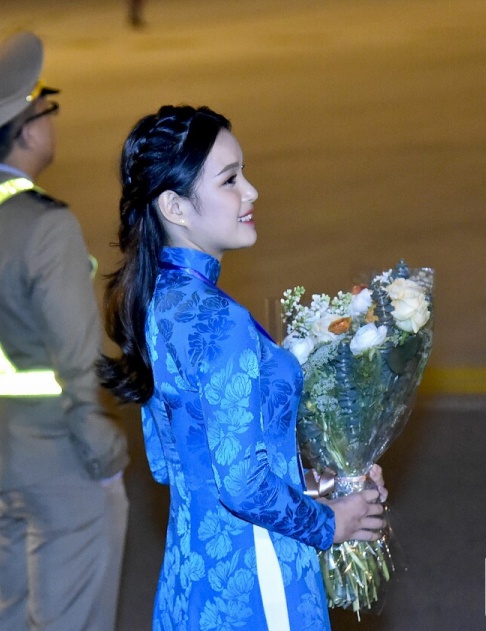 Nữ sinh tặng hoa Tổng thống Donald Trump tiết lộ lí do chọn mặc áo dài màu xanh dương nu sinh tang hoa tong thong donald trump tiet lo li do chon mac ao dai mau xanh duong