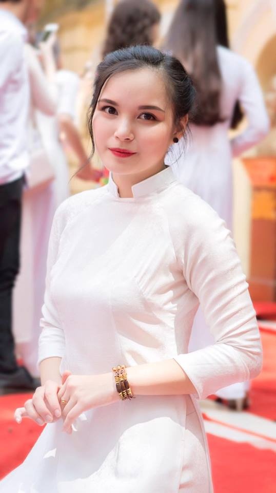 nu sinh tang hoa tong thong donald trump tiet lo li do chon mac ao dai mau xanh duong