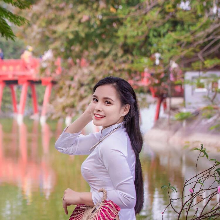 nu sinh tang hoa tong thong donald trump tiet lo li do chon mac ao dai mau xanh duong