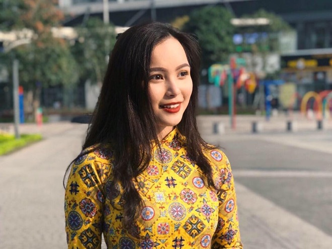 nu sinh tang hoa tong thong donald trump tiet lo li do chon mac ao dai mau xanh duong