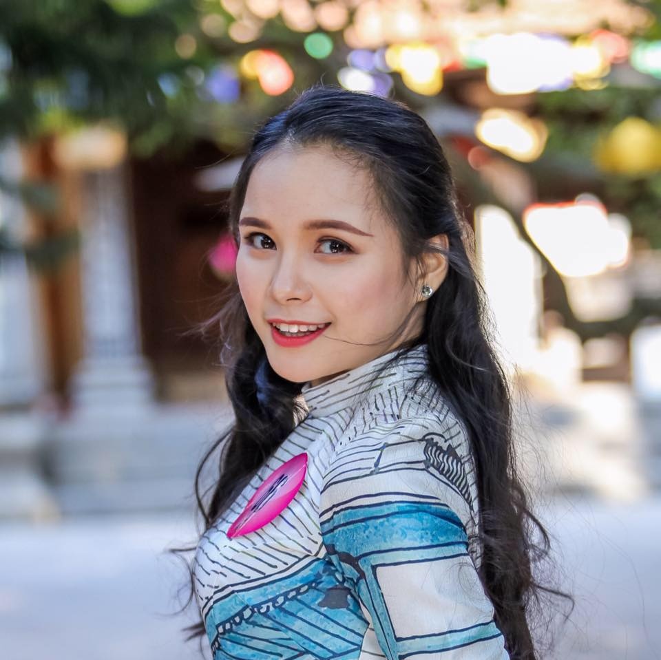 nu sinh tang hoa tong thong donald trump tiet lo li do chon mac ao dai mau xanh duong
