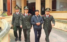 Bắt tạm giam bí thư xã vì nhắn tin xúc phạm bí thư huyện