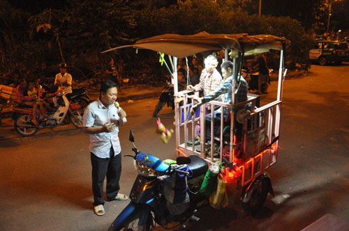 Cha chở 2 con trong lồng sắt rong ruổi khắp Sài Gòn mưu sinh cha cho 2 con trong long sat rong ruoi khap sai gon muu sinh