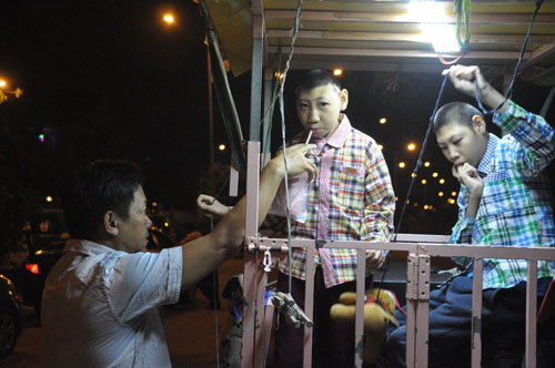 Cha chở 2 con trong lồng sắt rong ruổi khắp Sài Gòn mưu sinh cha cho 2 con trong long sat rong ruoi khap sai gon muu sinh