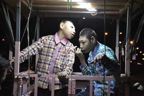 cha cho 2 con trong long sat rong ruoi khap sai gon muu sinh