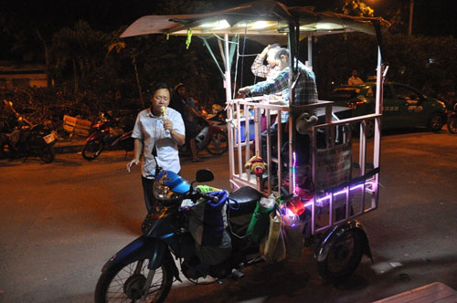 Cha chở 2 con trong lồng sắt rong ruổi khắp Sài Gòn mưu sinh cha cho 2 con trong long sat rong ruoi khap sai gon muu sinh