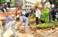 quan 1 pha bon cay dap tuong doi lai via he cho nguoi di bo