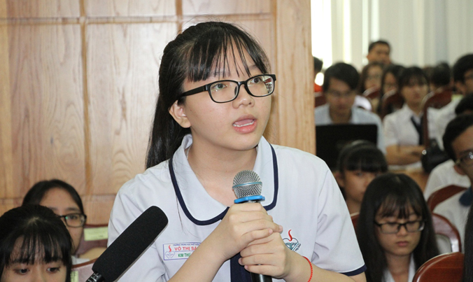 hoc sinh dung toc gay vi bi doa tha vao thung xop