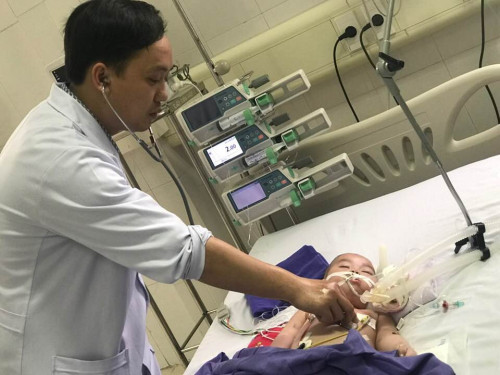 dung thuoc cam khong ro nguon goc be 8 thang tuoi cap cuu vi nhiem doc chi nang