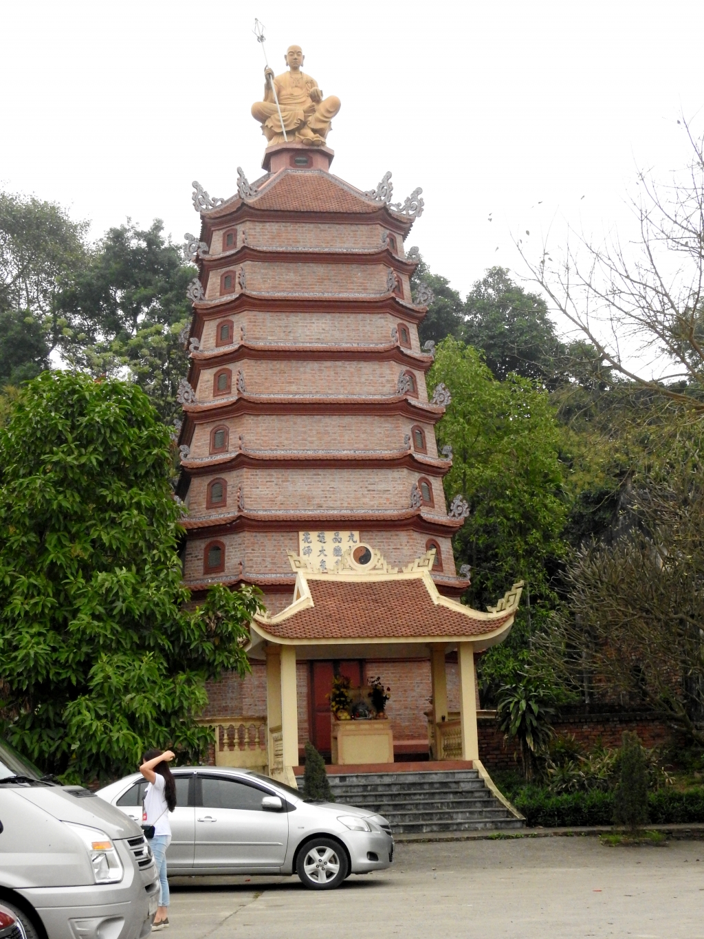 ngoi chua khong co hom cong duc va cau chuyen ve pho tuong tang co o chua tieu