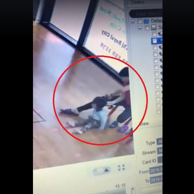 xon xao clip bao mau truong quoc te giat toc khien be gai suyt nga ngua