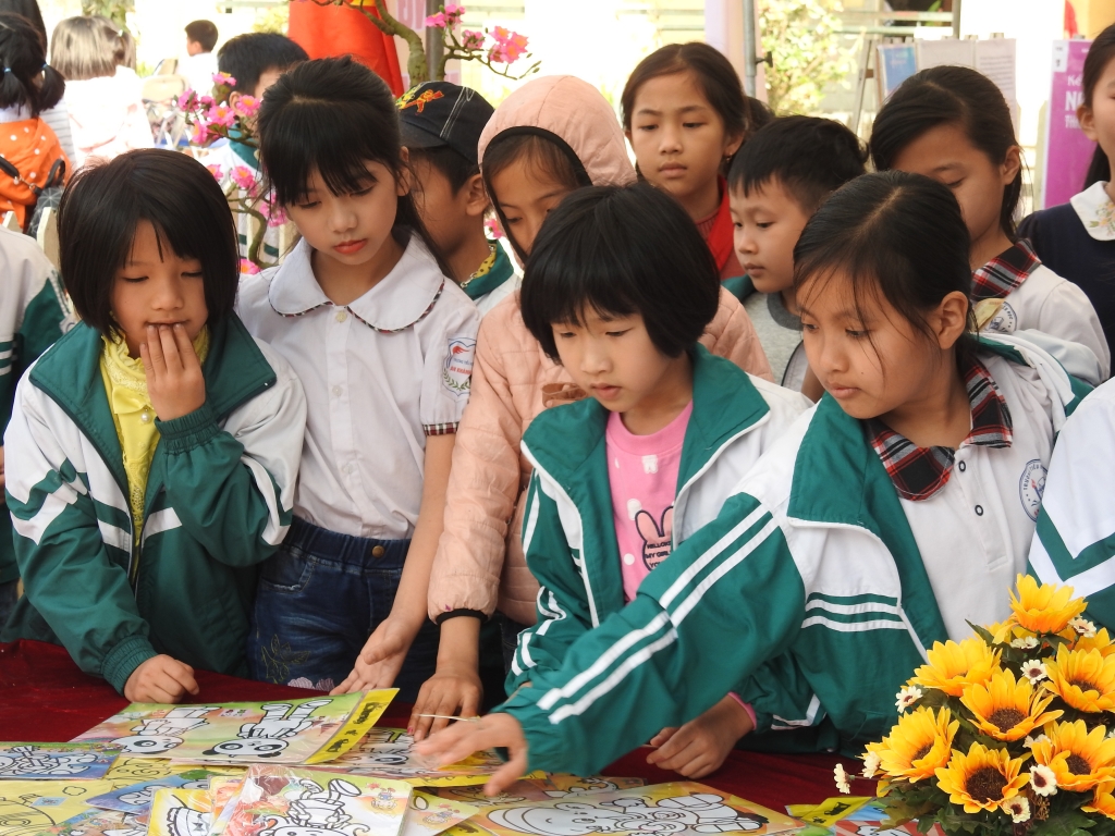 hoc sinh cuoi lan khi thi nhay bao bo keo co trong ngay hoi doc sach o ha noi