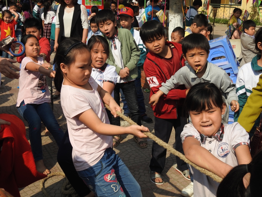 Học sinh 'cười lăn' khi thi nhảy bao bố, kéo co trong 'ngày hội đọc sách' ở Hà Nội hoc sinh cuoi lan khi thi nhay bao bo keo co trong ngay hoi doc sach o ha noi