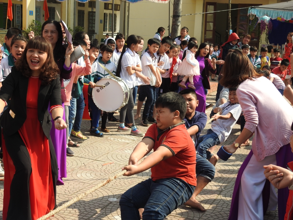 Học sinh 'cười lăn' khi thi nhảy bao bố, kéo co trong 'ngày hội đọc sách' ở Hà Nội hoc sinh cuoi lan khi thi nhay bao bo keo co trong ngay hoi doc sach o ha noi