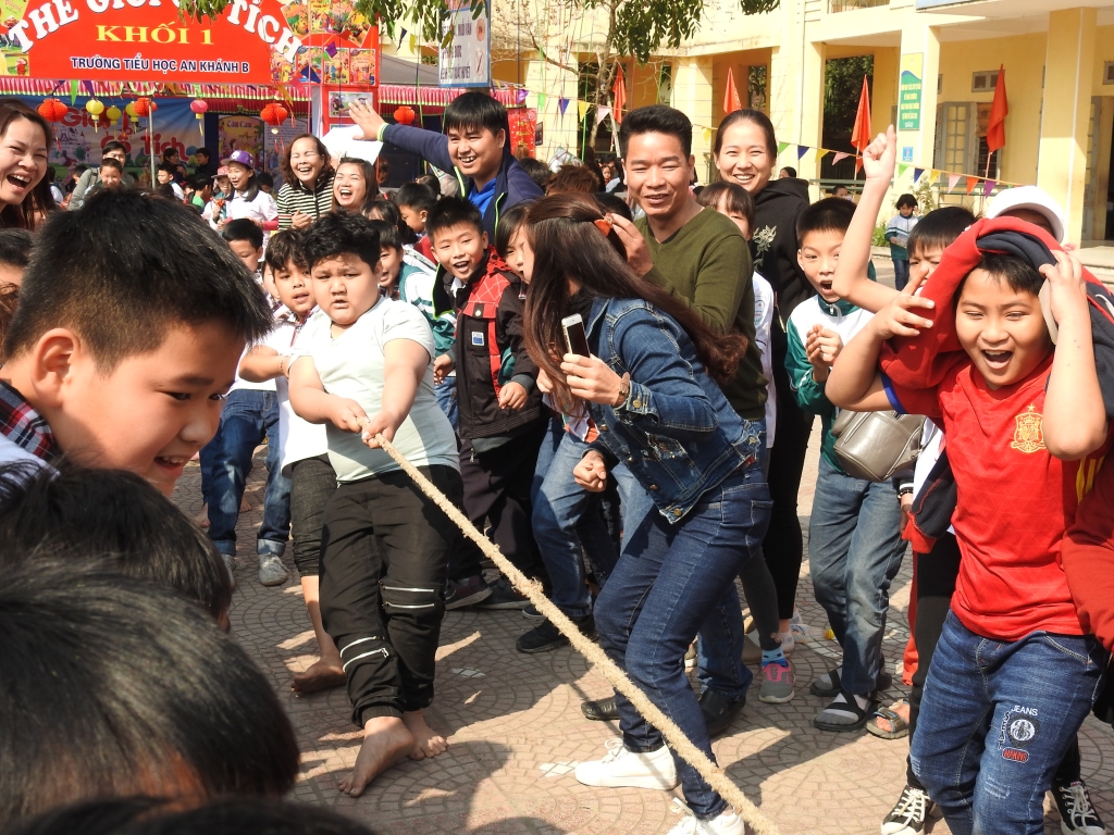 hoc sinh cuoi lan khi thi nhay bao bo keo co trong ngay hoi doc sach o ha noi