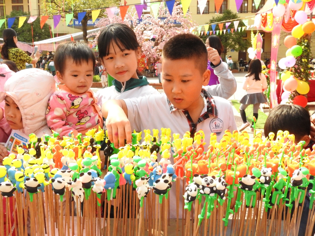 Học sinh 'cười lăn' khi thi nhảy bao bố, kéo co trong 'ngày hội đọc sách' ở Hà Nội hoc sinh cuoi lan khi thi nhay bao bo keo co trong ngay hoi doc sach o ha noi