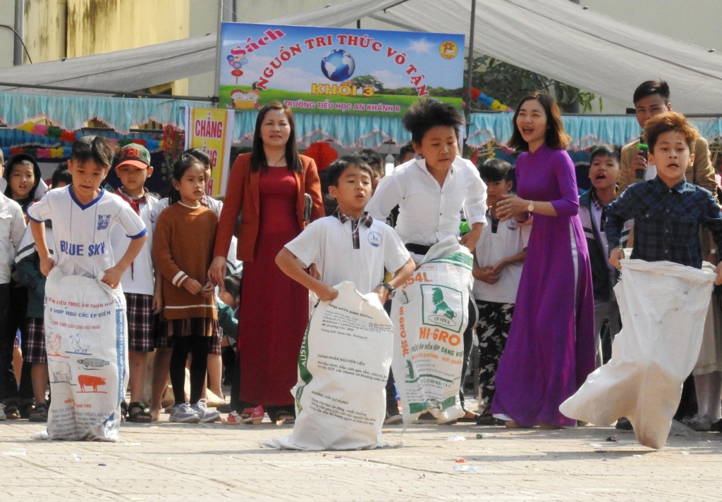 Học sinh 'cười lăn' khi thi nhảy bao bố, kéo co trong 'ngày hội đọc sách' ở Hà Nội hoc sinh cuoi lan khi thi nhay bao bo keo co trong ngay hoi doc sach o ha noi
