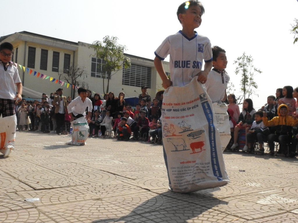 hoc sinh cuoi lan khi thi nhay bao bo keo co trong ngay hoi doc sach o ha noi