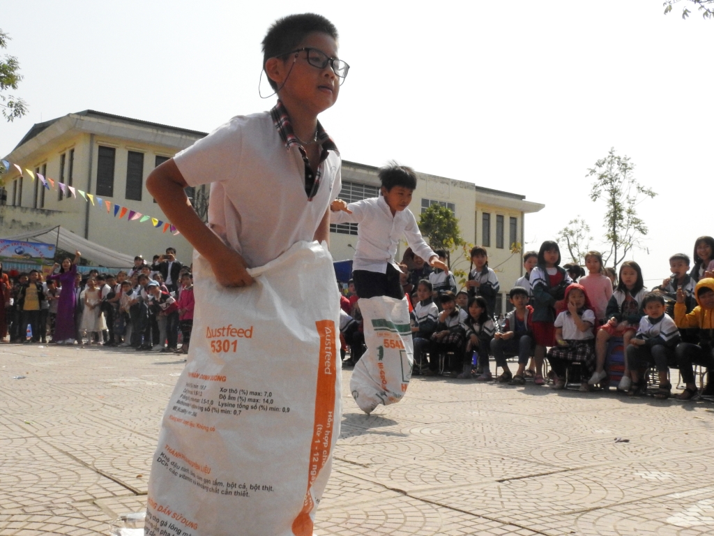 Học sinh 'cười lăn' khi thi nhảy bao bố, kéo co trong 'ngày hội đọc sách' ở Hà Nội hoc sinh cuoi lan khi thi nhay bao bo keo co trong ngay hoi doc sach o ha noi