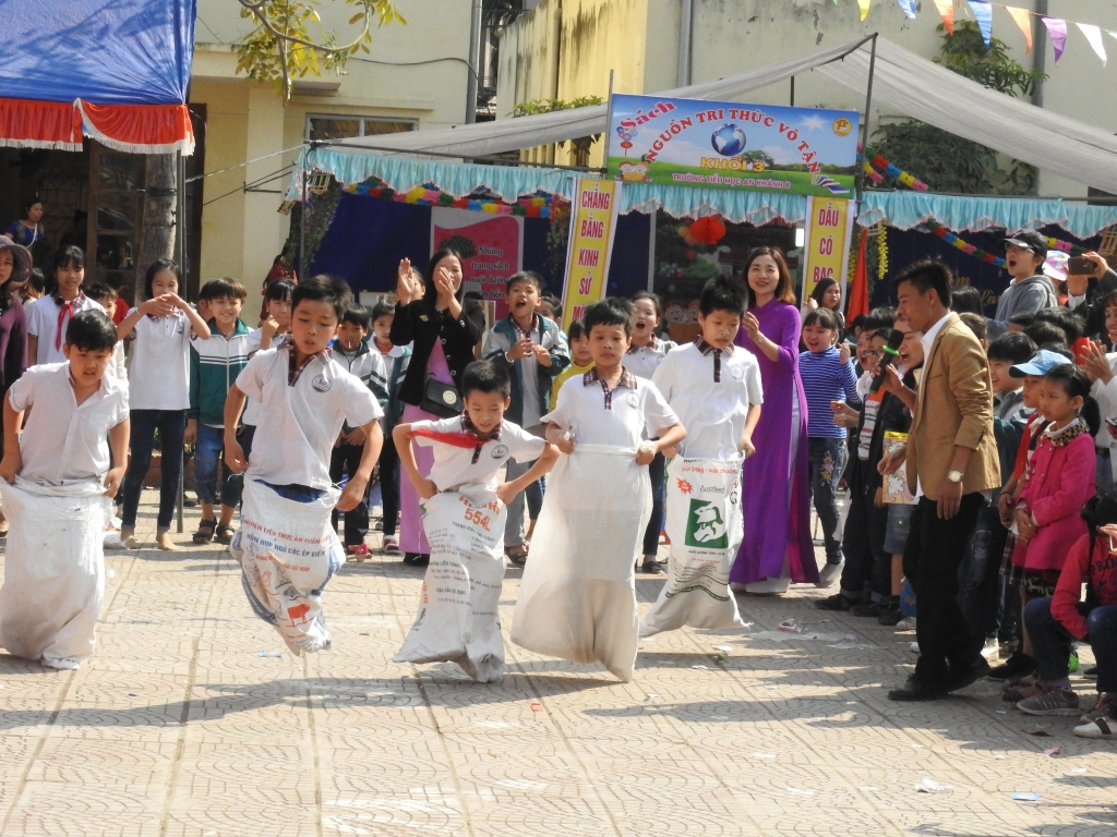 Học sinh 'cười lăn' khi thi nhảy bao bố, kéo co trong 'ngày hội đọc sách' ở Hà Nội hoc sinh cuoi lan khi thi nhay bao bo keo co trong ngay hoi doc sach o ha noi