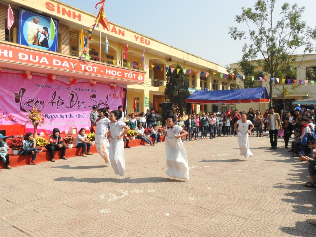 Học sinh 'cười lăn' khi thi nhảy bao bố, kéo co trong 'ngày hội đọc sách' ở Hà Nội hoc sinh cuoi lan khi thi nhay bao bo keo co trong ngay hoi doc sach o ha noi