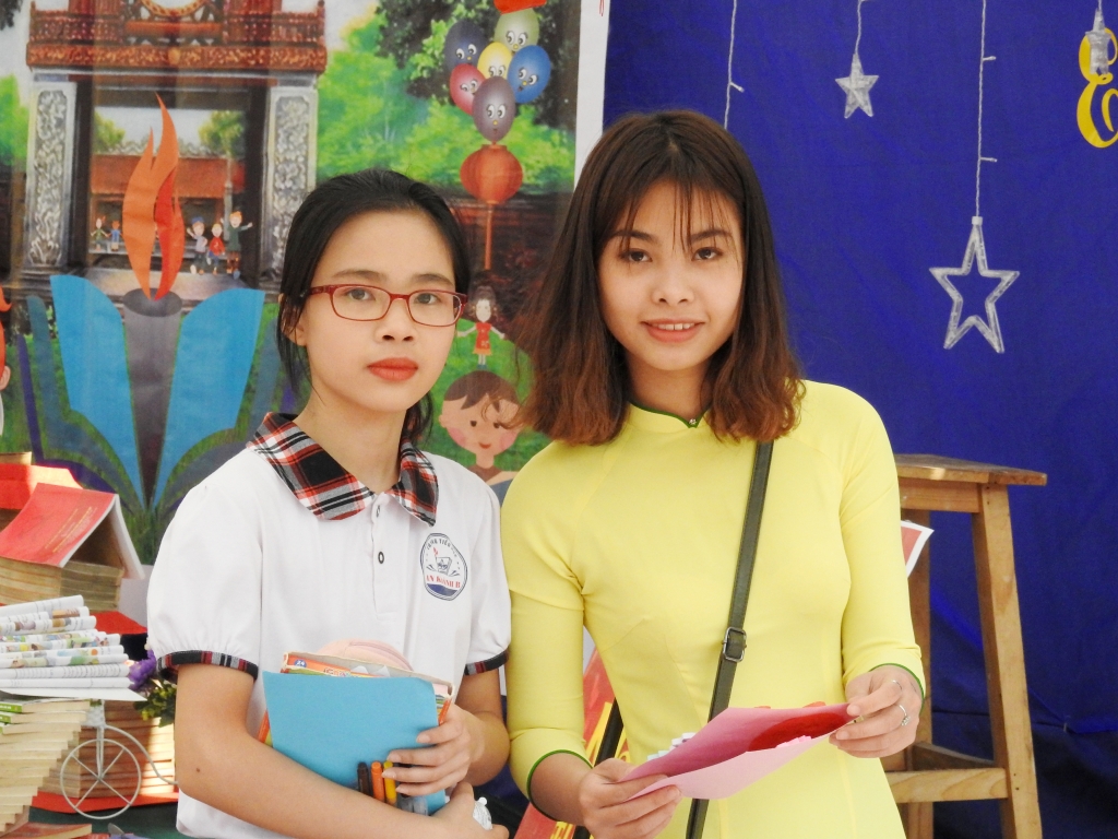 Học sinh 'cười lăn' khi thi nhảy bao bố, kéo co trong 'ngày hội đọc sách' ở Hà Nội hoc sinh cuoi lan khi thi nhay bao bo keo co trong ngay hoi doc sach o ha noi
