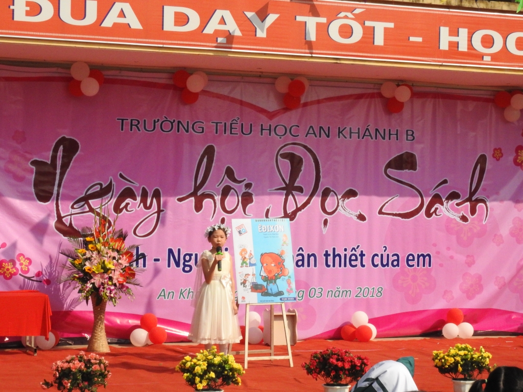 hoc sinh cuoi lan khi thi nhay bao bo keo co trong ngay hoi doc sach o ha noi