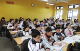 Trung tâm Y tế huyện kiểm tra việc học sinh bị mẩn ngứa nghi do thuốc muỗi ở Trường THCS An Khánh