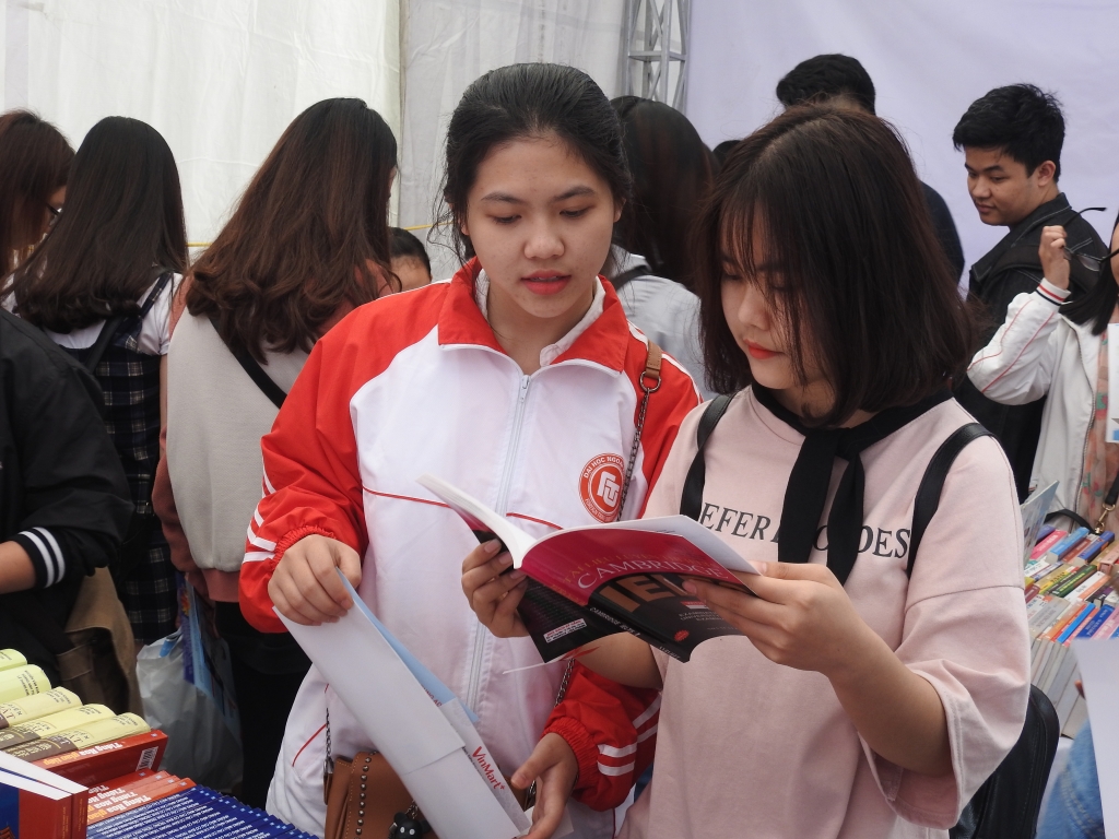 sinh vien ngoai thuong dang ki hoc lam phi cong de co thu nhap 80 trieuthang