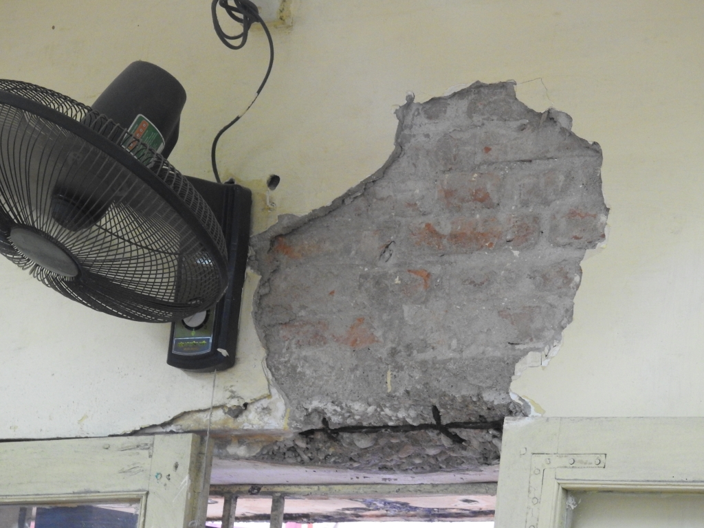 Cận cảnh ngôi trường xuống cấp, học sinh có thể bị vữa rơi vỡ đầu bất cứ khi nào can canh ngoi truong xuong cap hoc sinh co the bi vua roi vo dau bat cu khi nao