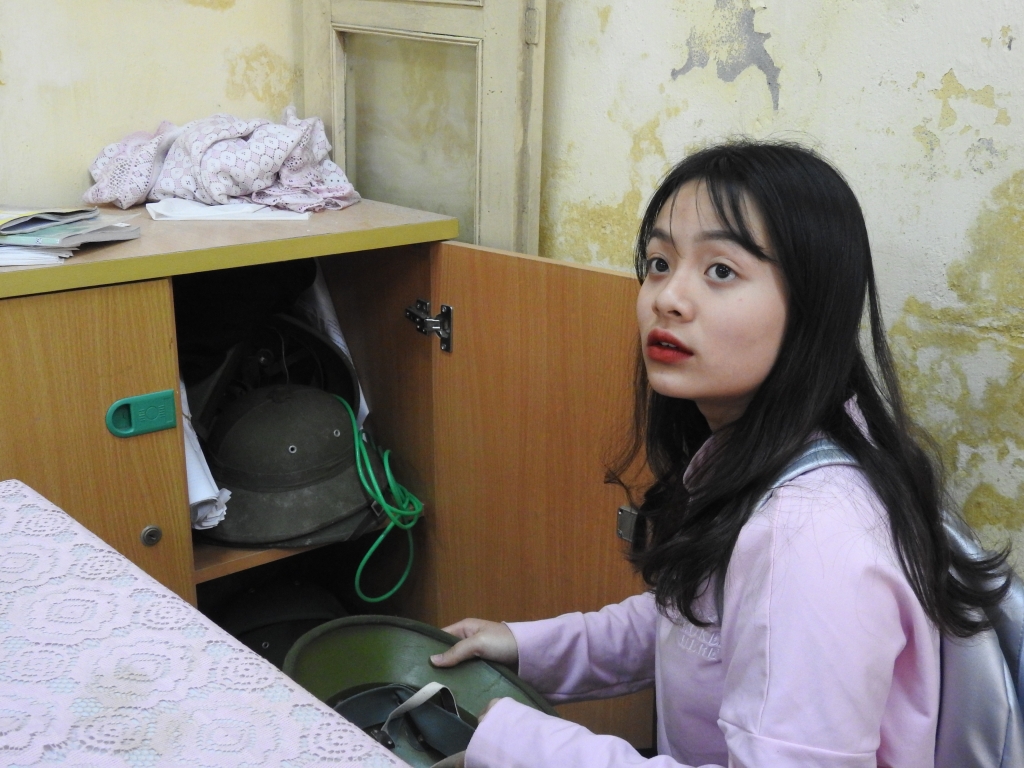 Sợ nhập viện, học sinh Trường Trần Nhân Tông đội mũ cối để chống vữa trần rơi vào đầu so nhap vien hoc sinh truong tran nhan tong doi mu coi de chong vua tran roi vao dau