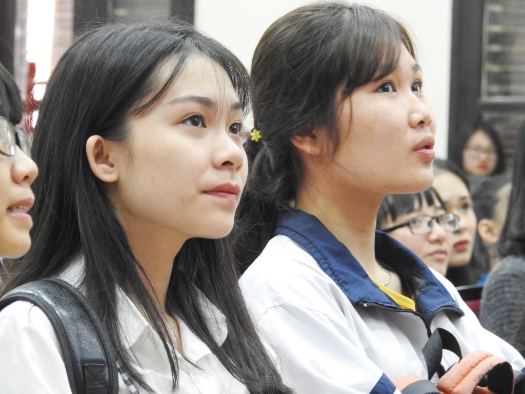 ngay hoi tuyen sinh thi sinh hoi ki ve co hoi viec lam neu hoc tai dai hoc ha noi