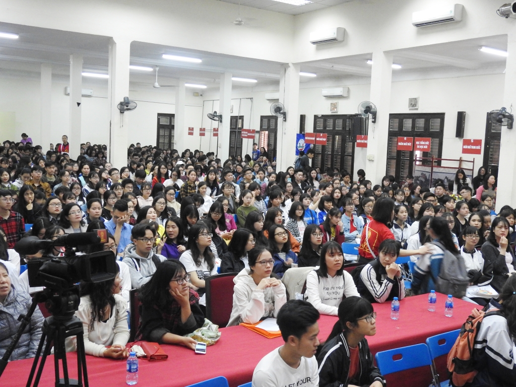 ngay hoi tuyen sinh thi sinh hoi ki ve co hoi viec lam neu hoc tai dai hoc ha noi