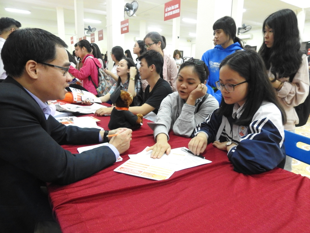 ngay hoi tuyen sinh thi sinh hoi ki ve co hoi viec lam neu hoc tai dai hoc ha noi