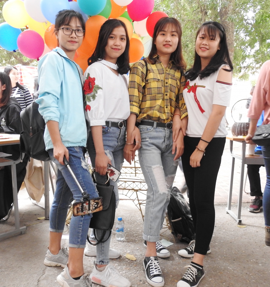 ngay hoi tuyen sinh thi sinh hoi ki ve co hoi viec lam neu hoc tai dai hoc ha noi