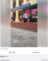 cho hoc sinh tap vo trong gio ra choi de chong y